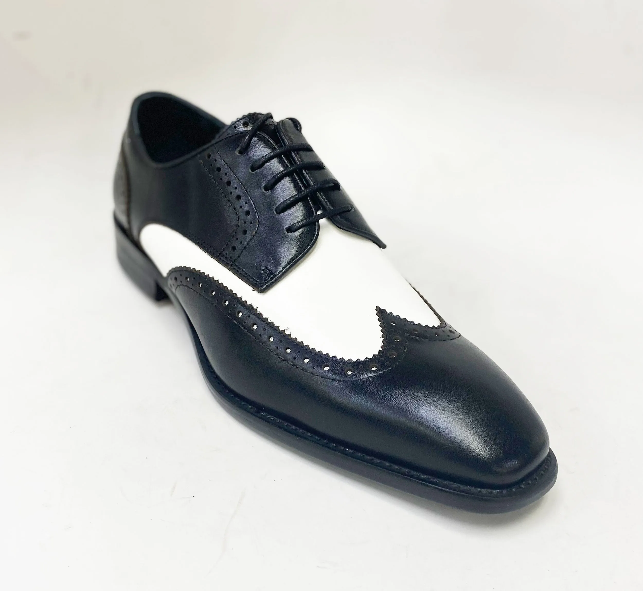 Burnished Leather Lace-Up Shoe Black/White